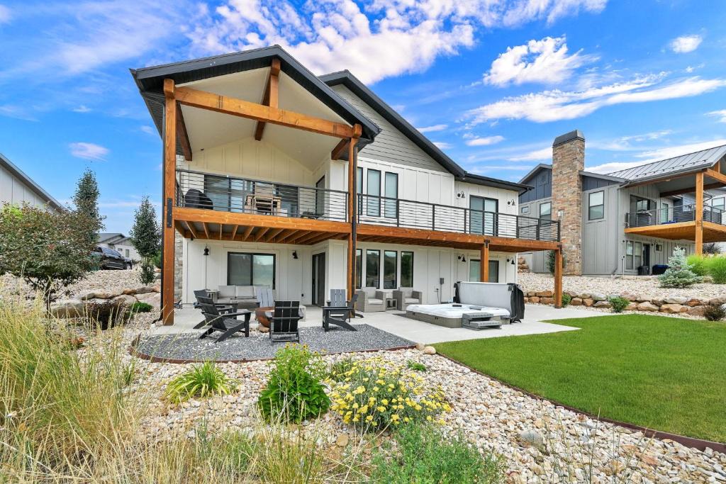 Wolf Creek House | Stunner with Lake Mountain Views and Private Hot Tub