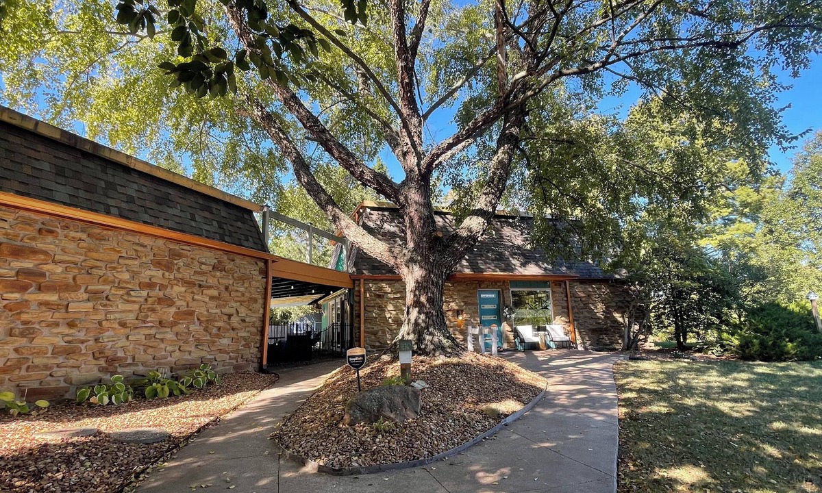 Wayne House | Stunning HUGE Mid-Century Home on 1 Acre 10 Min to Airport/Downtown Indianapolis