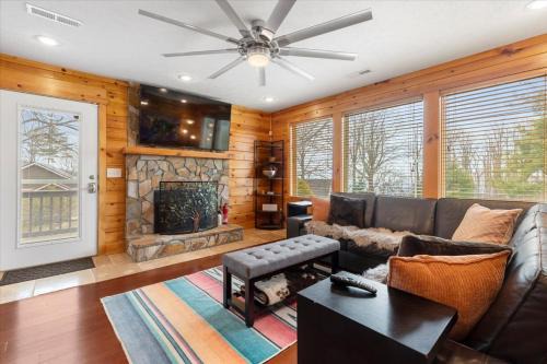Fancy Gap House | Stunning Mountain Retreat! Packed with Fun! Air Hockey Table! - Two Sisters Chalet
