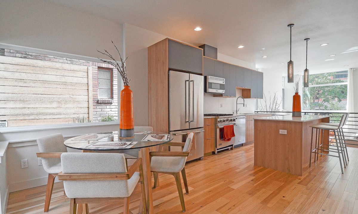 Eastlake House | Stunning Space Needle, Downtown and Lake Union View - Modern Townhome + Parking