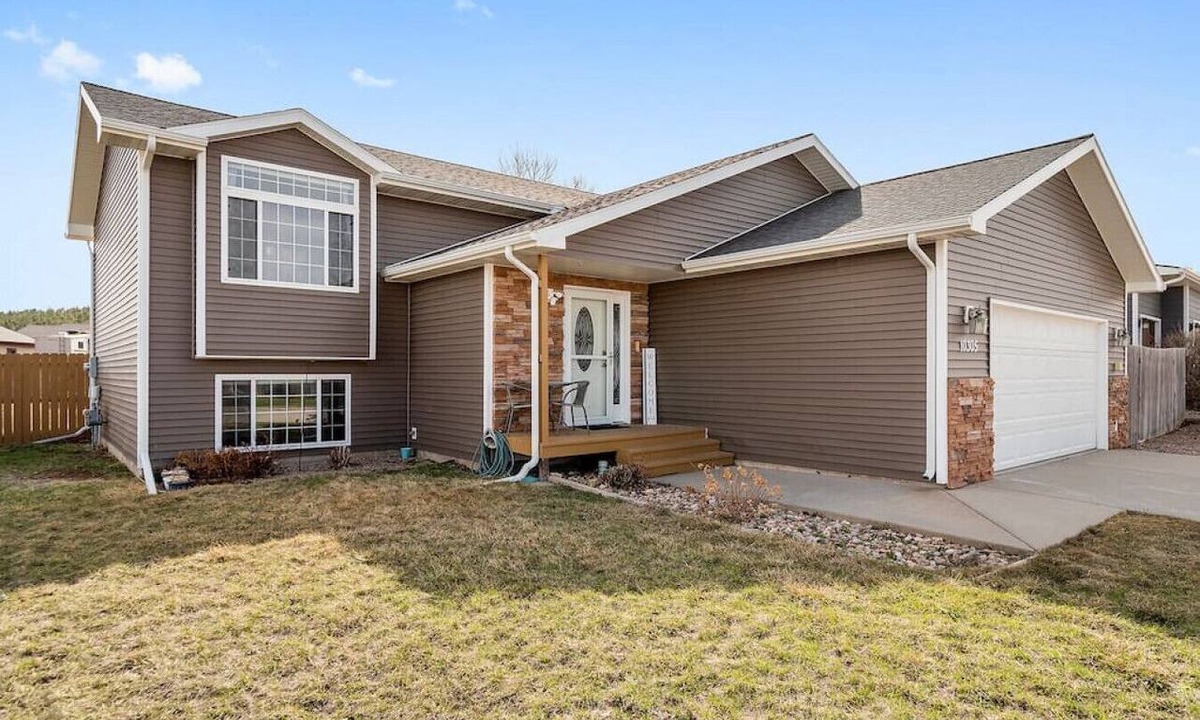 Summerset Apartment | Stylish 5 BR- LG Fenced Backyard and Playground