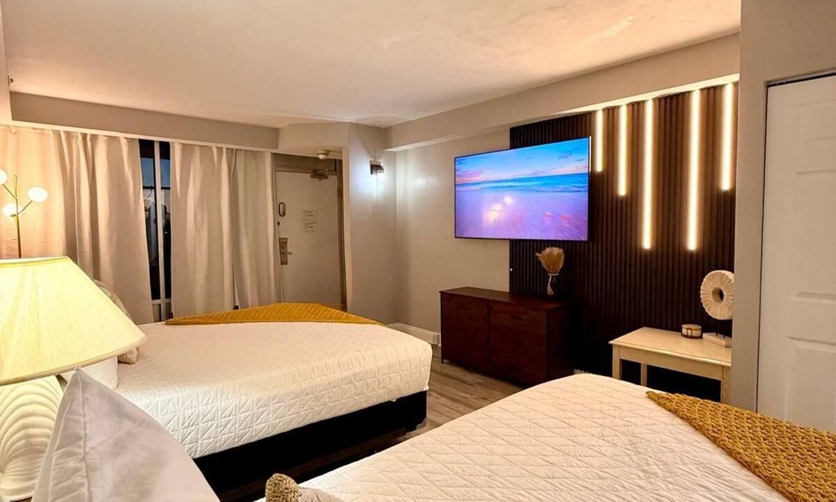Ortona Park Condo | ★Stylish & Comfy ☀Sunrise & Ocean View 65" Smart TV w/Ocean Front Balcony