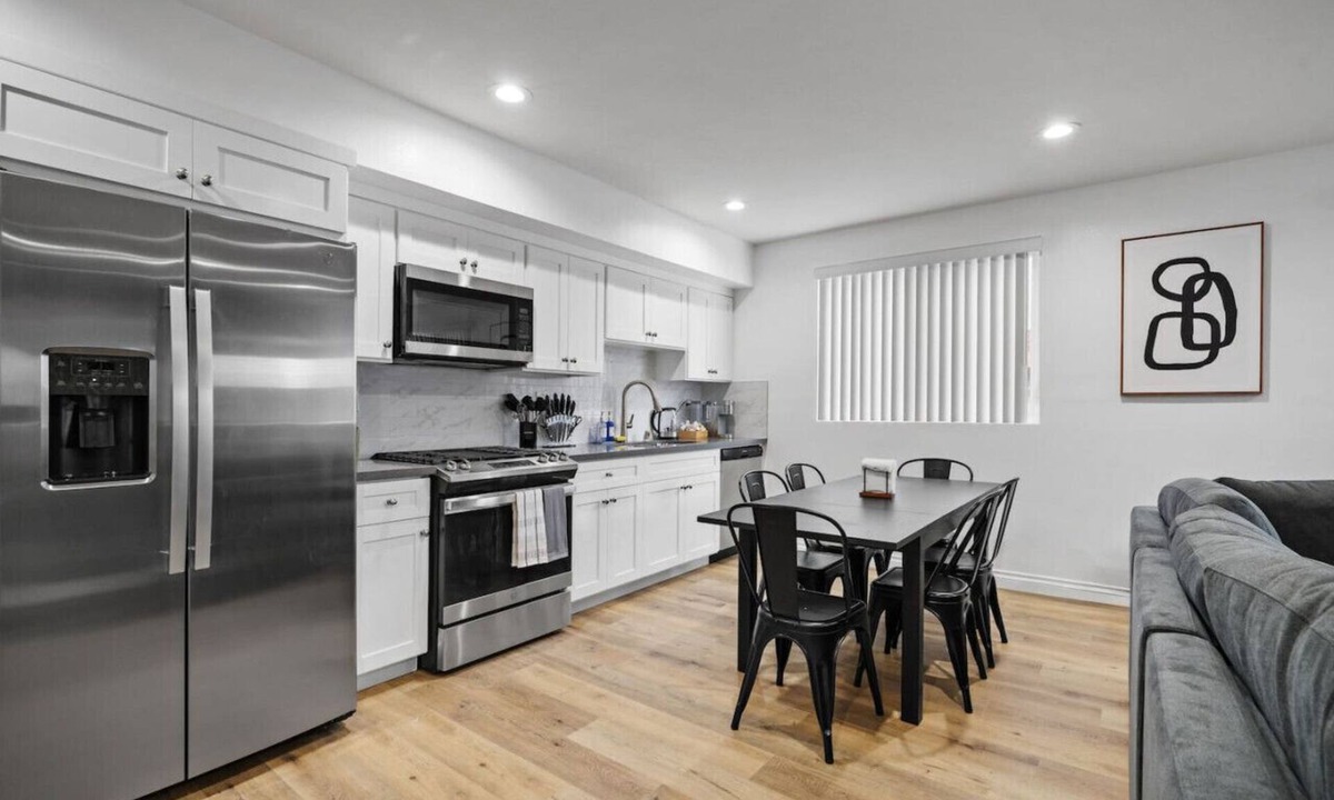 Lynwood House | Stylish New home Near DTLA, Disneyland, SOFI
