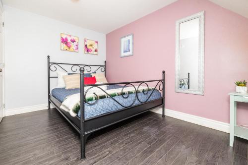 Centretown West Apartment | Stylish Ottawa Getaway for 5