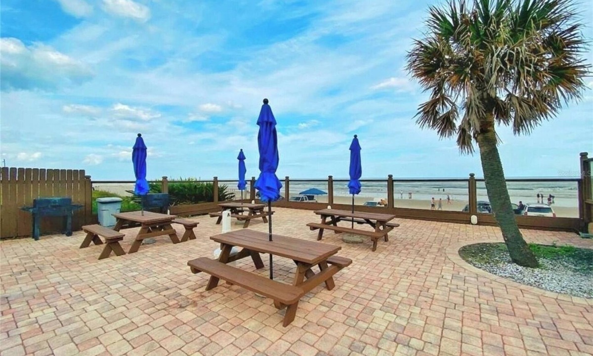 Bostwick Park Apartment | Stylish studio in Daytona Beach with King size bed, beach access, pool, gameroom