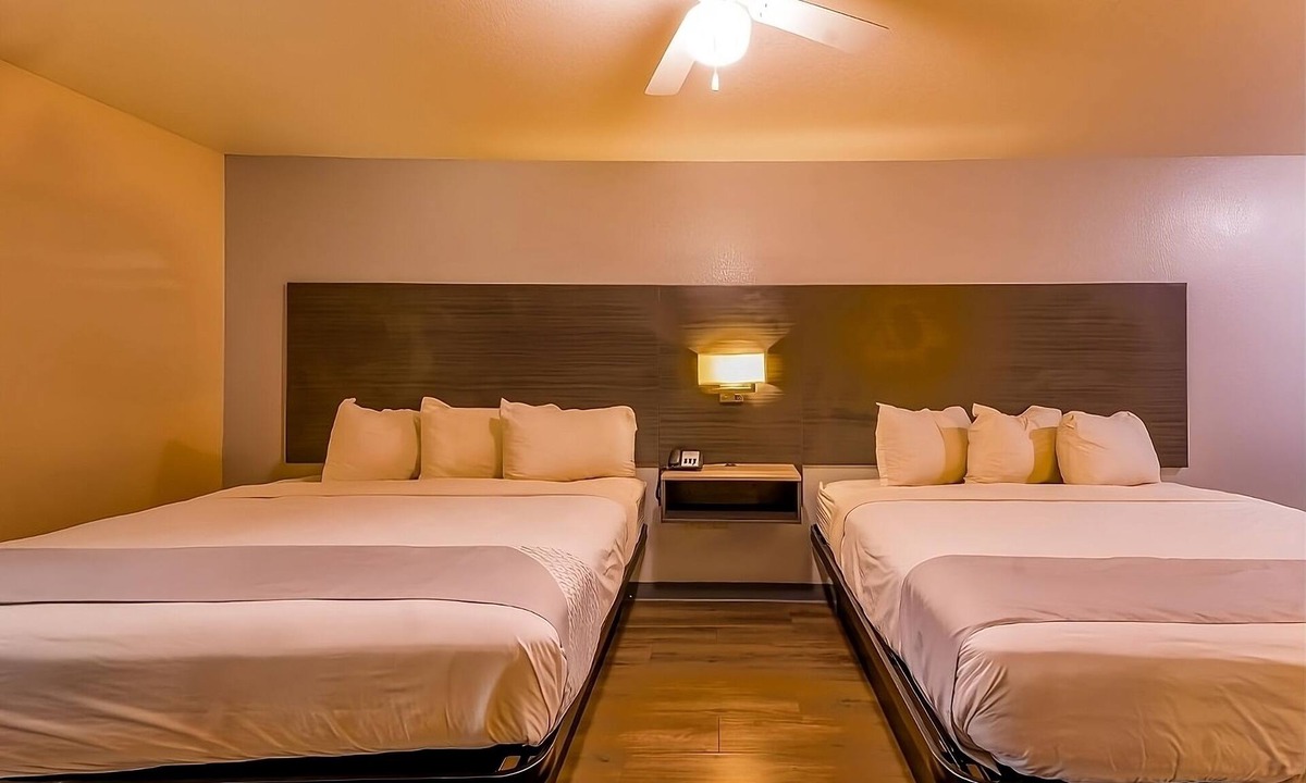 Sweet Home Hotel | Stylish Unit near Dairy Queen Yoakum with Parking and Swimming Pool Access