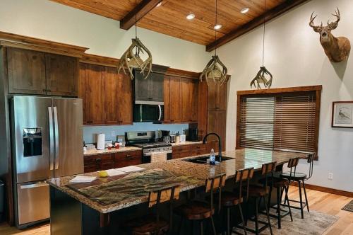 Michael Apartment | Suite 2 Remodeled 2BR w Kitchen & Grill