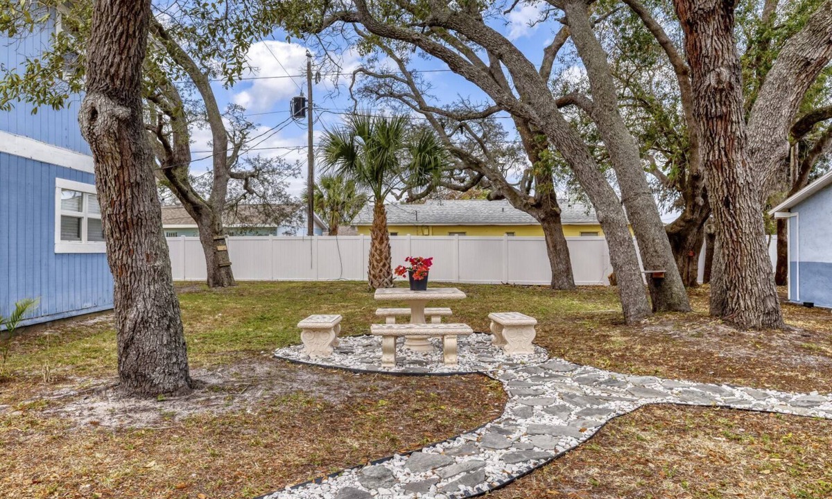 Tropic Apartment | Sunlit Studio Near EGAD & Beach | Queen Bed + TV