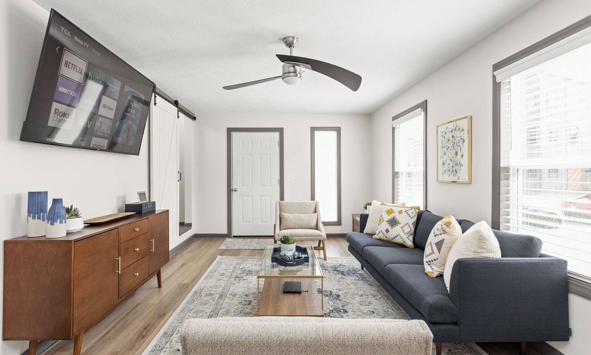 Fountain Square House | Sunny Blue: 4 BR, 2 En-suites, Hip Fountain Square