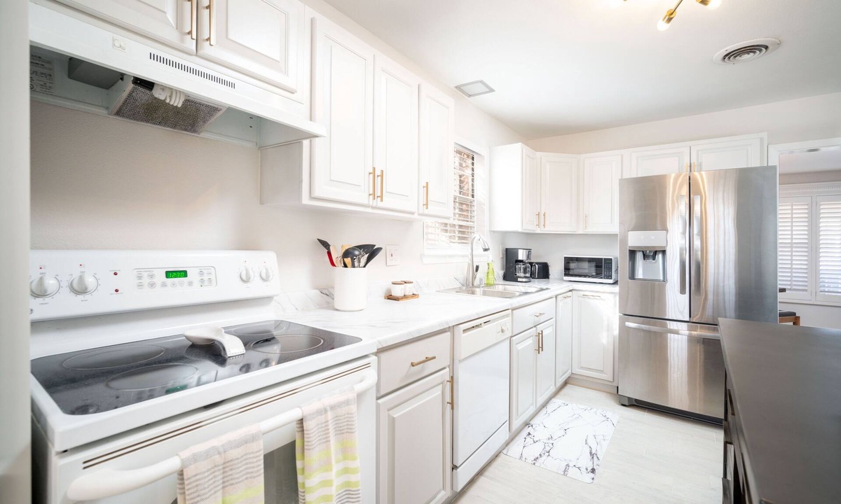 El Paso House | Sunset & Mountain View Home. All New! Dogs Welcome