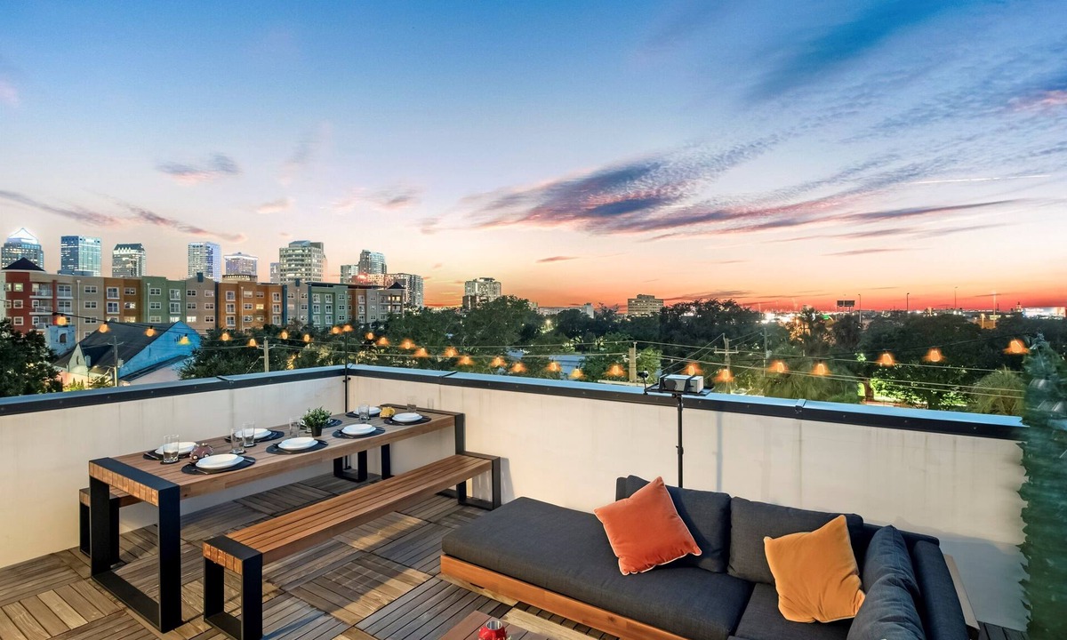 Tampa Heights House | Sunset Rooftop Lounge | Outdoor Cinema | popcorn !
