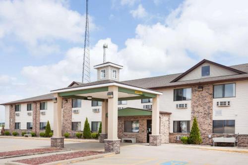 McLean Hotel | Super 8 by Wyndham McLean/Bloomington SW