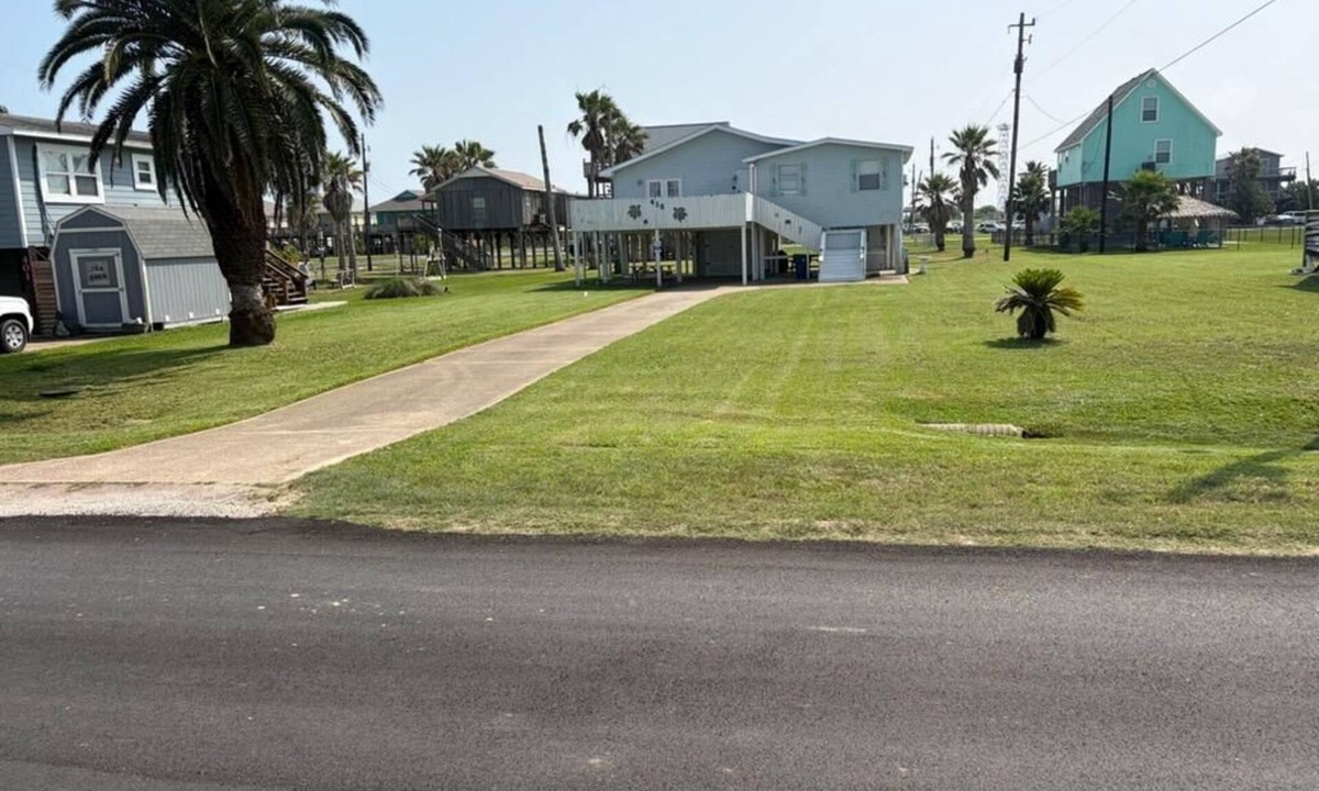 Surfside Beach House | Surfside 2 blocks from Beach-Jetty-Splash pad 2 bdrm 3 bath