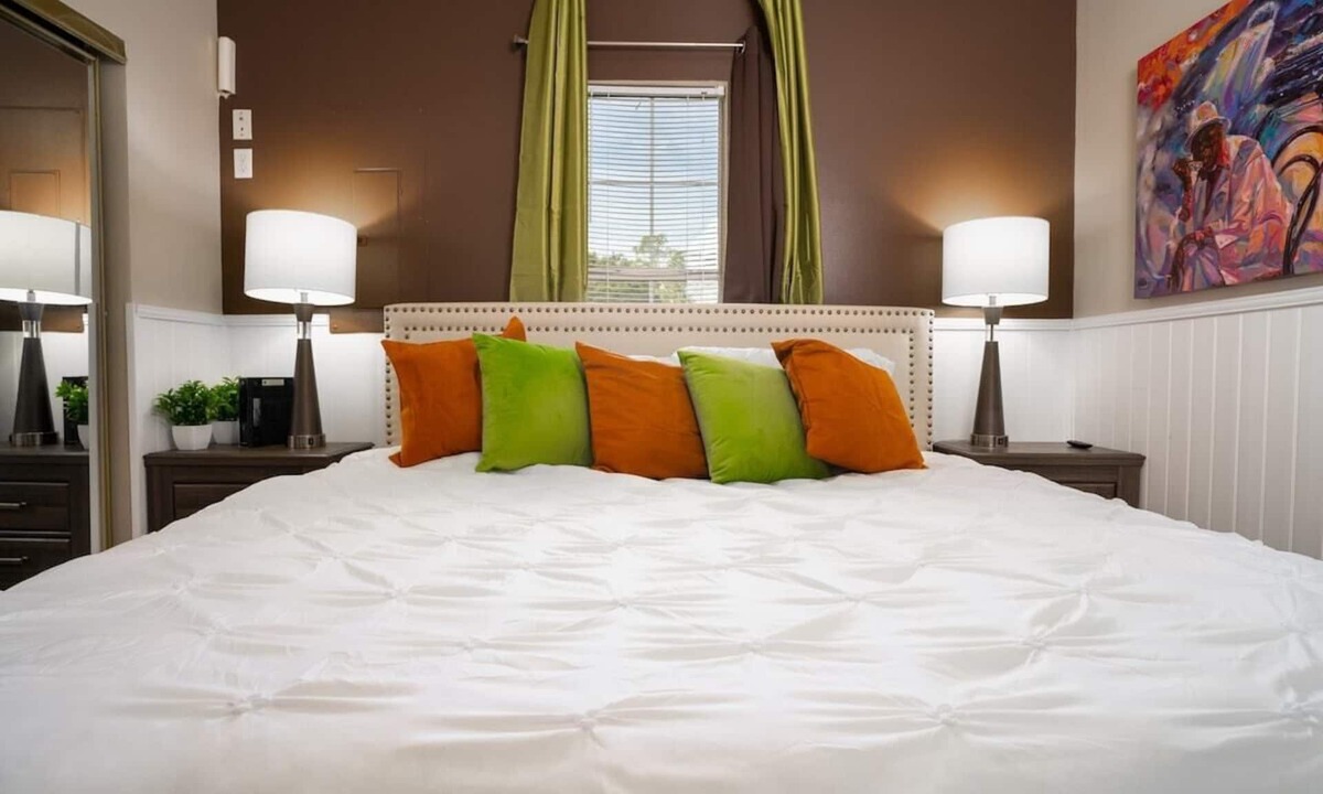 Alexandria Apartment | Temp Home King Bed WiFi Jackson St-Hwy 165 W/D