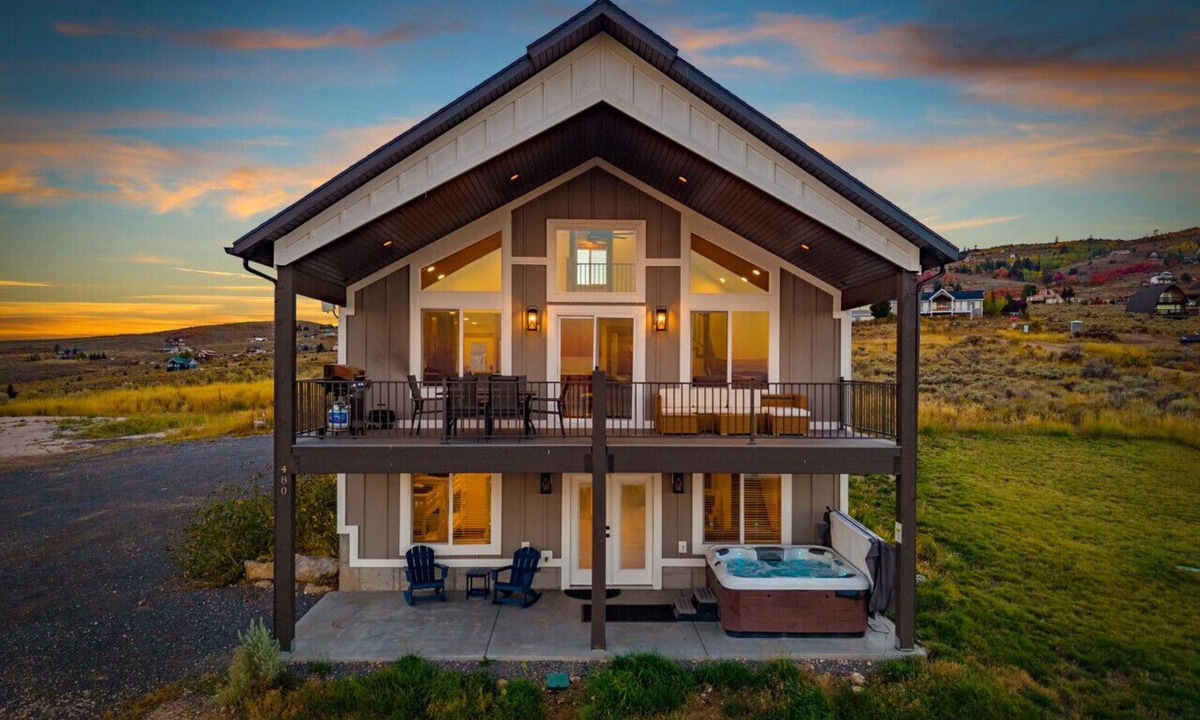 Sweetwater House | The Barefoot Beaver Lodge | Hot Tub, Ideal Beach, Golf, Arcade, Lake Views!