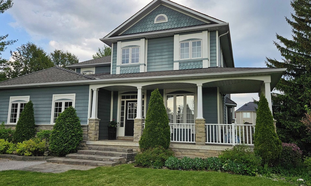New Tecumseth House | The Blue House - 4 Bedrooms + Pool - Perfect for the Whole Family!