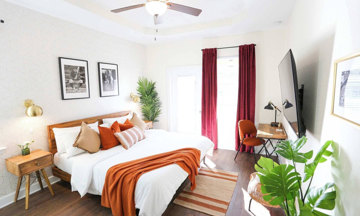 Pleasant Street House | The Champion's Suite. New Build, Upscale, Central