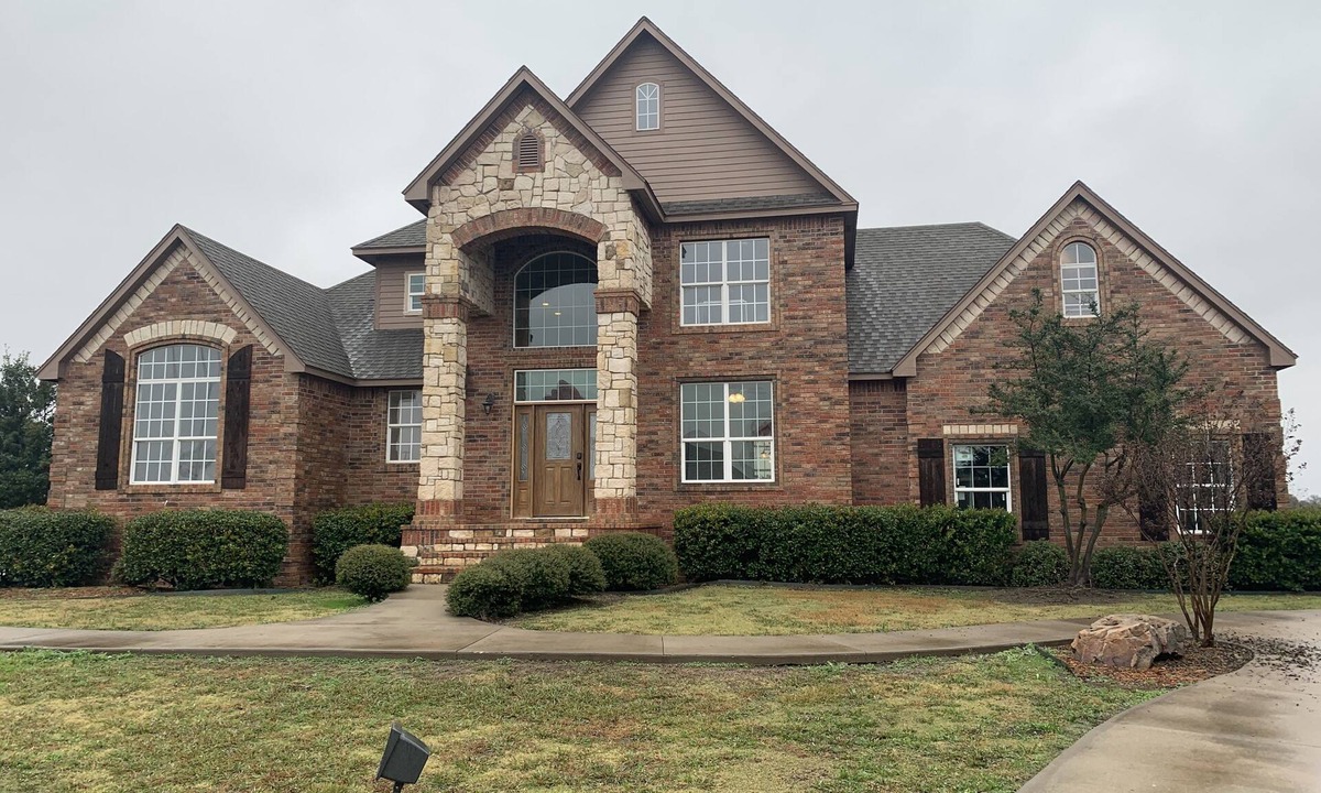Ardmore House | THE EXECUTIVE TWO STORY “WHERE TO STAY WHEN YOUR AWAY”(JACUZZI, ADA COMPLIANT)