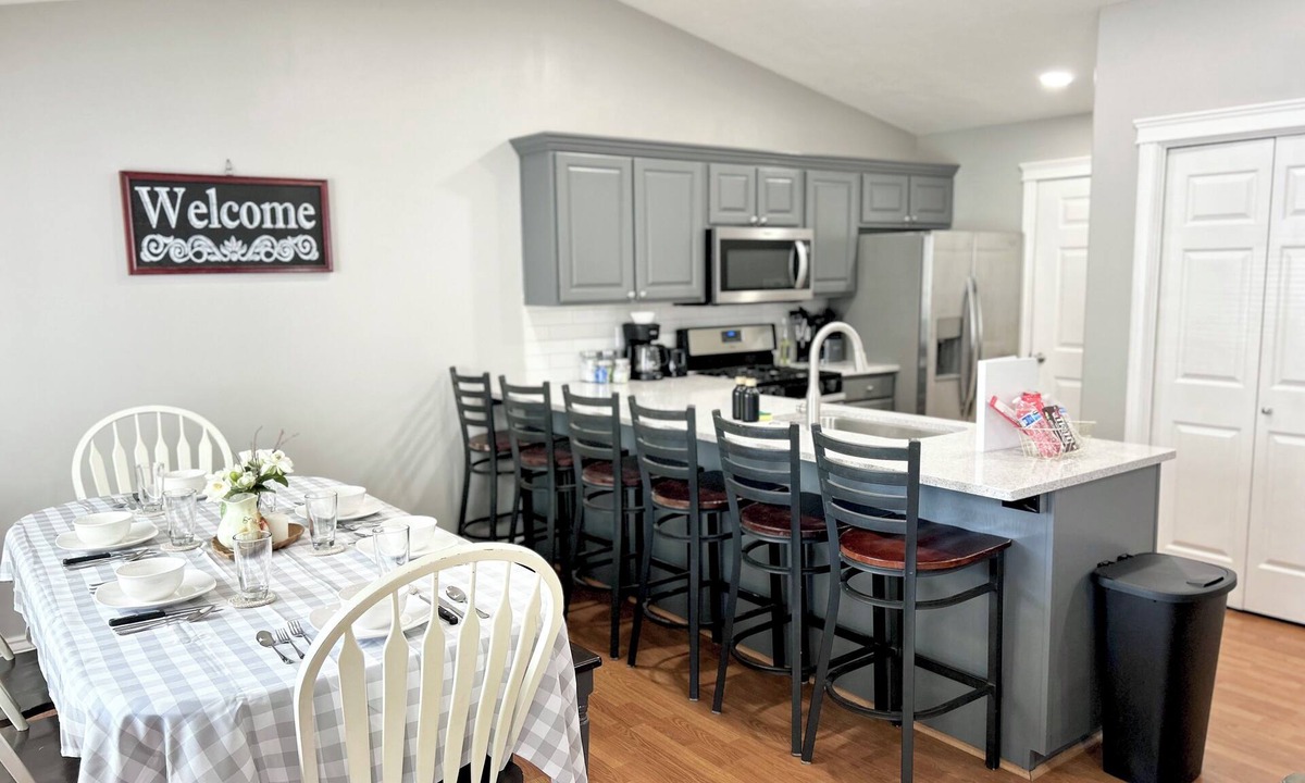 Layton House | The Gathering - 6 beds - 5 mins from AF Base