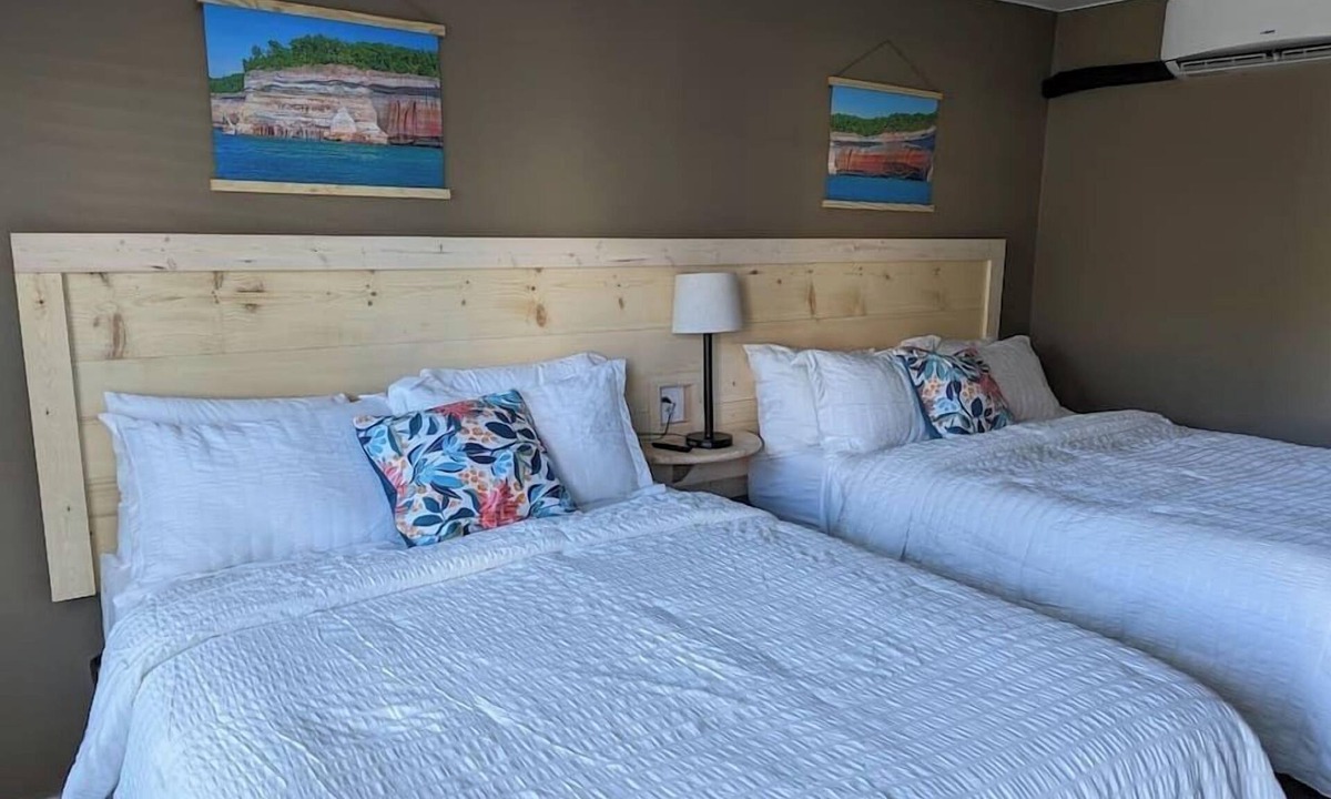Munising Hotel | The Greenland Motel - Room No.4