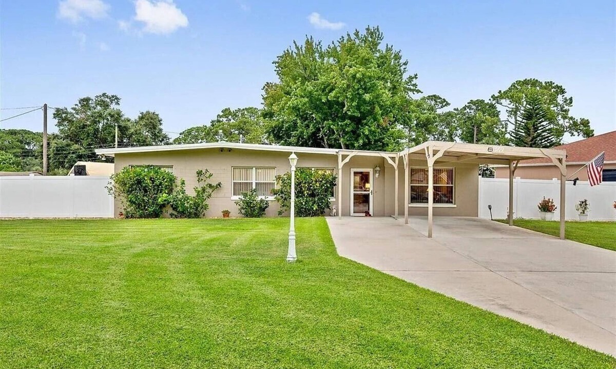 Titusville House | The Launch Pad-Watch rockets from the yard! Specials 4 snowbirds & professionals