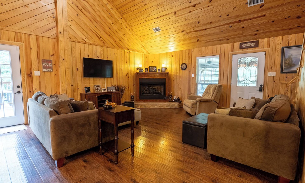 Royal Cabin | The Lillie Pad! Beautiful cabin just minutes from Lake Quachita!