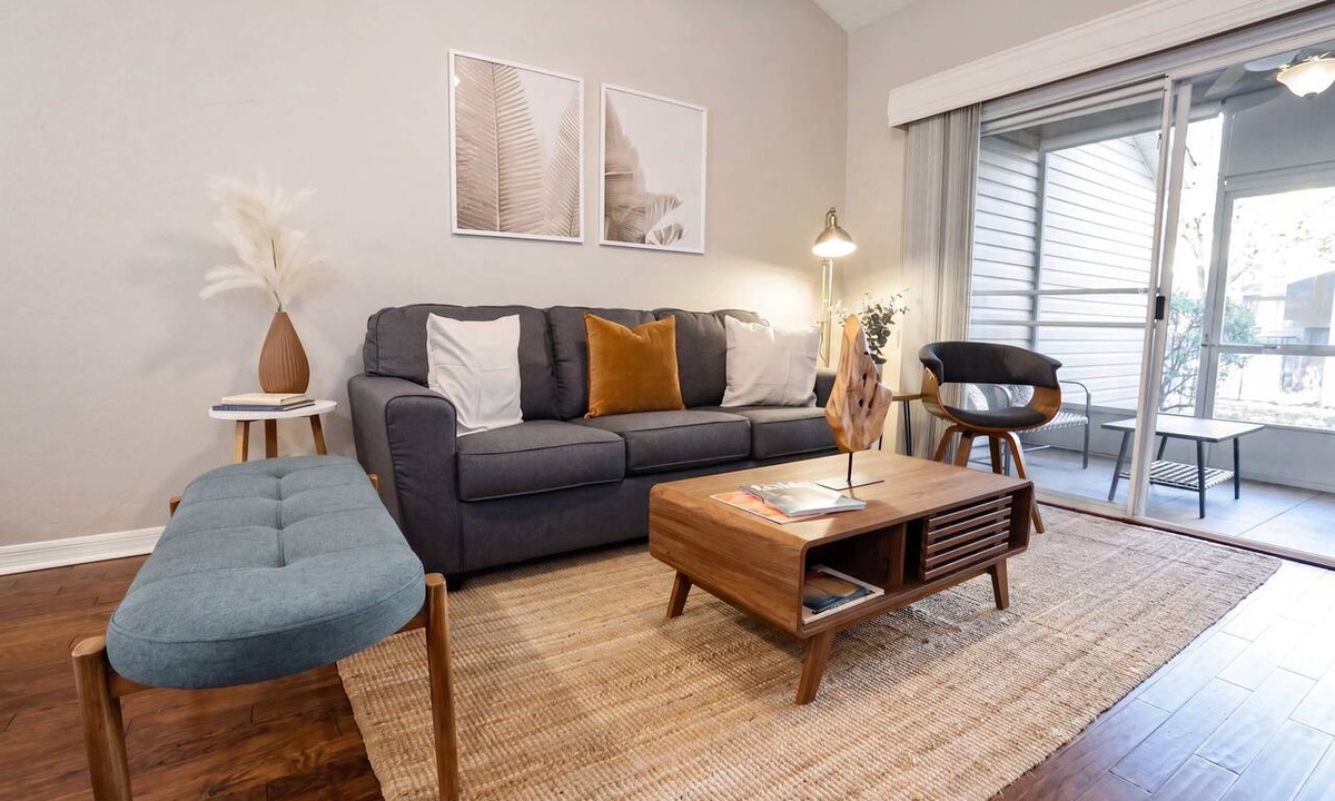 Gainesville Apartment | The Nomad at Gables | King Bed Pool Garage