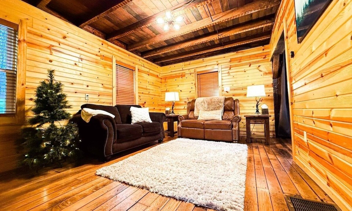 Dundee House | The Oaks | Cozy 1920s Farmhouse | Hot Tub