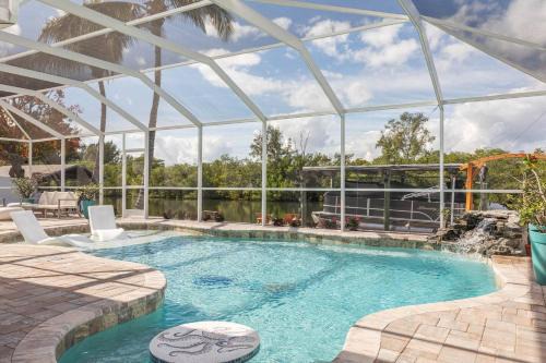 River Isles House | The Pearl - Pool w Screen on Canal - Boat Rental