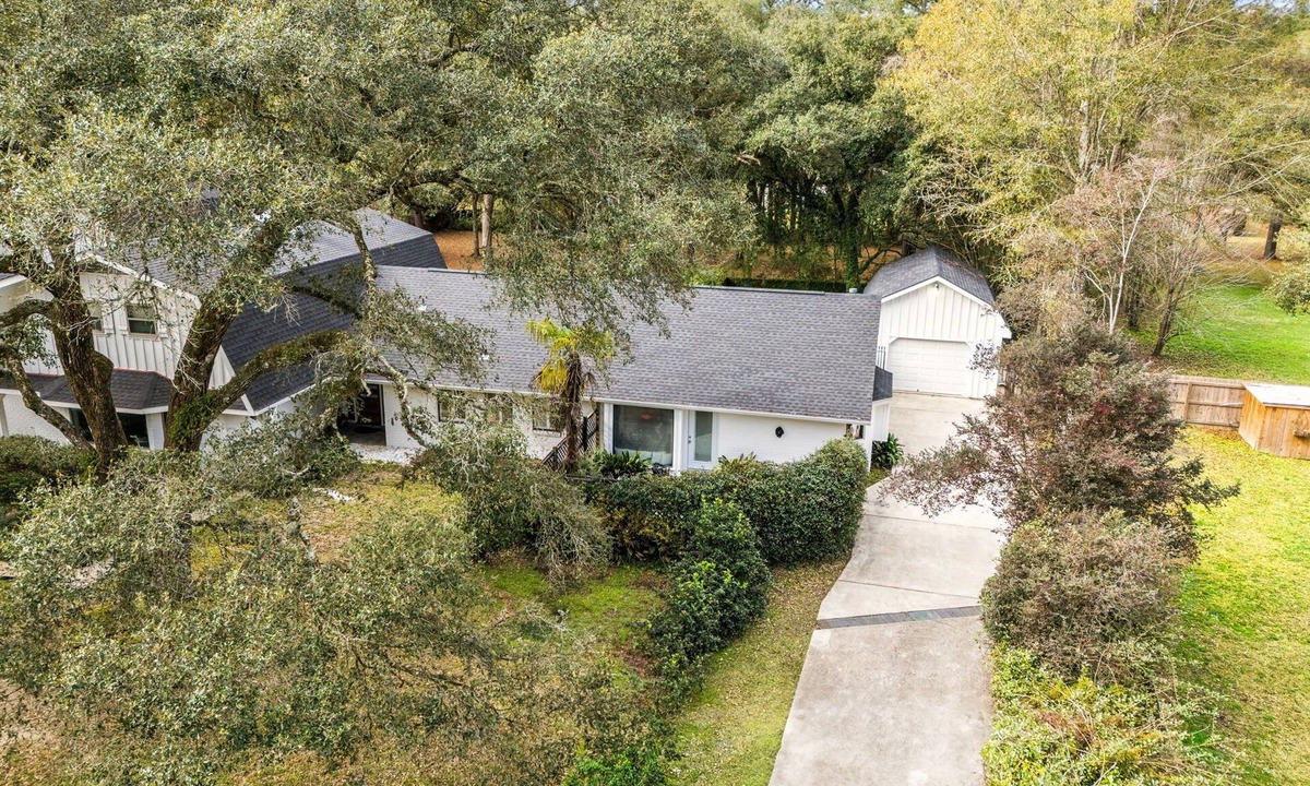Covington House | The Ultimate Group Stay: 3 Homes, 2 Acres, Sleeps 24!