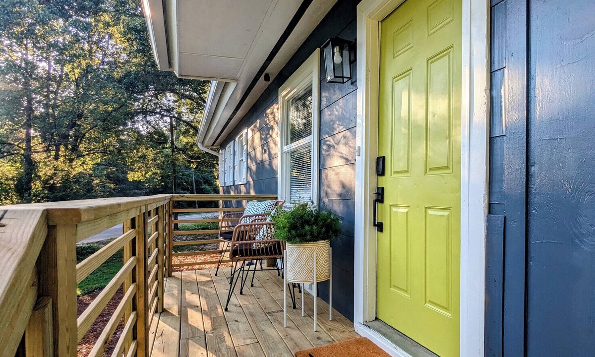 College Town House | Three Bedroom. Outdoor Space. Game Room. Walk to Doak and College Town.