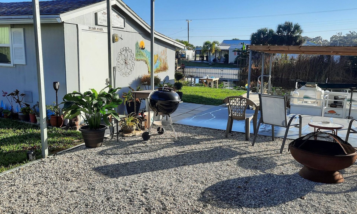 Buckhead Ridge Cottage | Tiny House Couples Retreat Lake Okeechobee