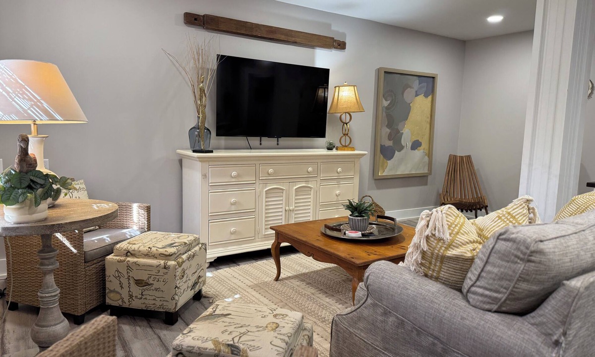 Wirtz Cabin | TOGO, a Cozy stay for Eight in the Lodge of Karoo at Smith Mountain Lake