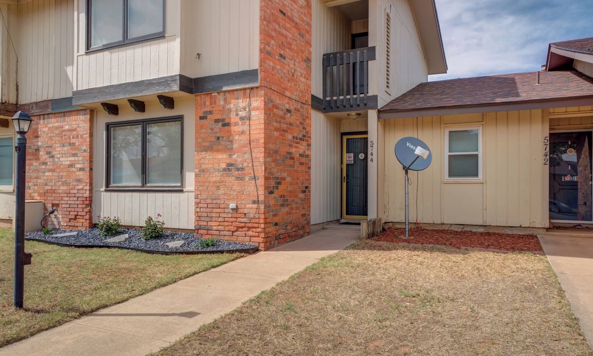 Bowie House | Totally updated Townhouse located in a great area with pool access in the summer