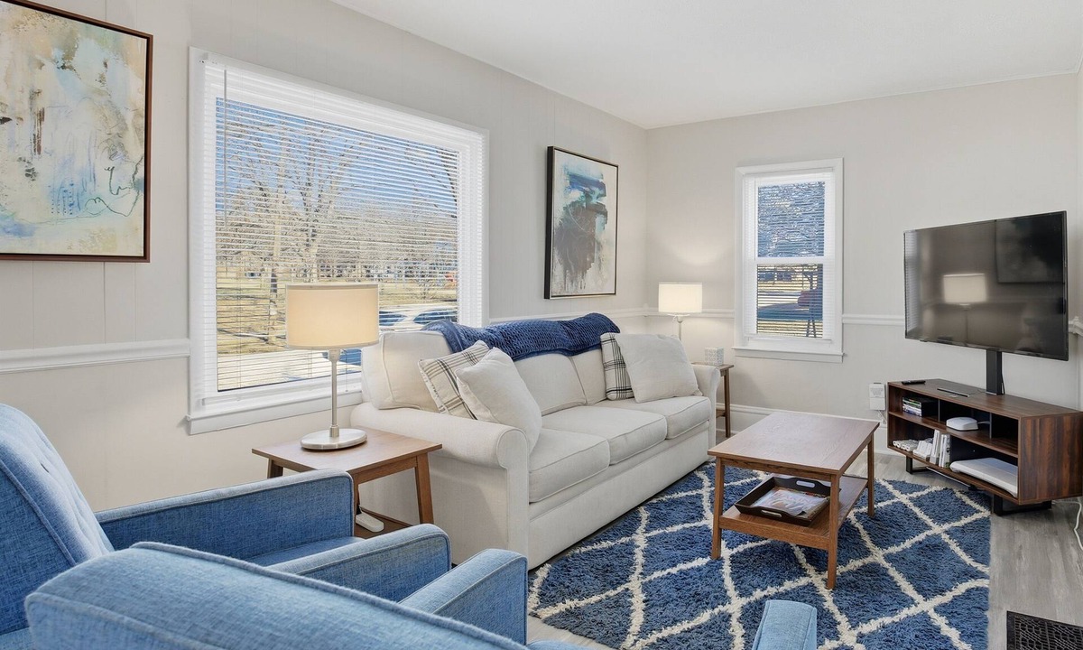 Bloomington House | Tranquil 2+bd 1.5ba, Park, Dog friendly!