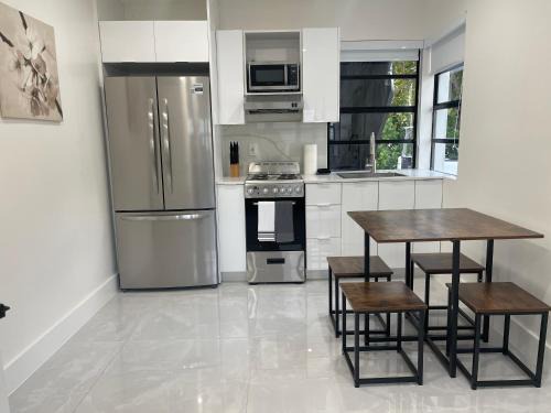 Flamingo Parks Apartment | Transit-Friendly Flamingo Park Hideaway