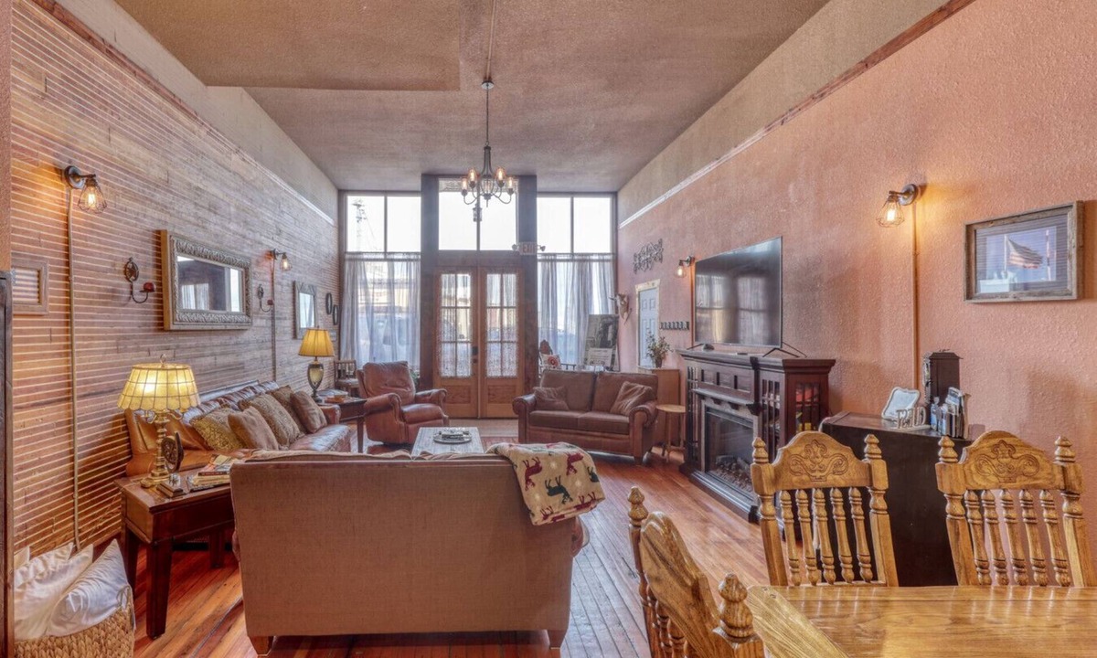 Whitewood House | Truly the GOAT! Hot tub, Pet friendly, Walk to bar/restaurant, Quiet, Unique