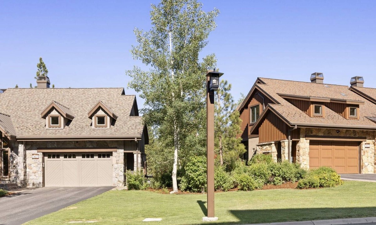 Truckee House | Two Adjacent Luxury Townhomes | Walk to Northstar Village & Ski Lifts