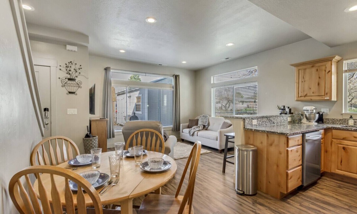 Layton House | Two Attached Twin Homes - 6 bed 4 Bath - EV Parking