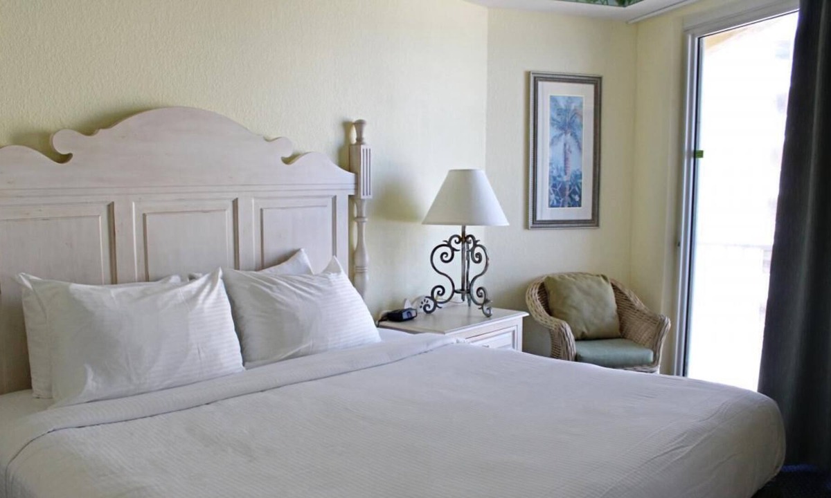 Bostroms Resort | Ultimate Beach Getaway! 2 Great Units w/Kitchen, Beach, Shop at Volusia Mall