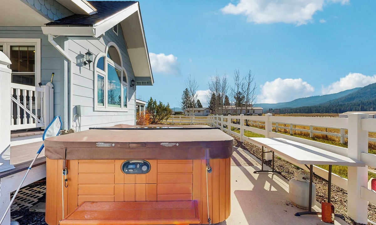 Calpine House | Unique 3BR: Mountain Views, Hot Tub & Wood Stove