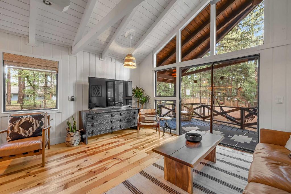 Pinetop House | Unique Cabin with Fire Pit about 1 Mi to Lakes!
