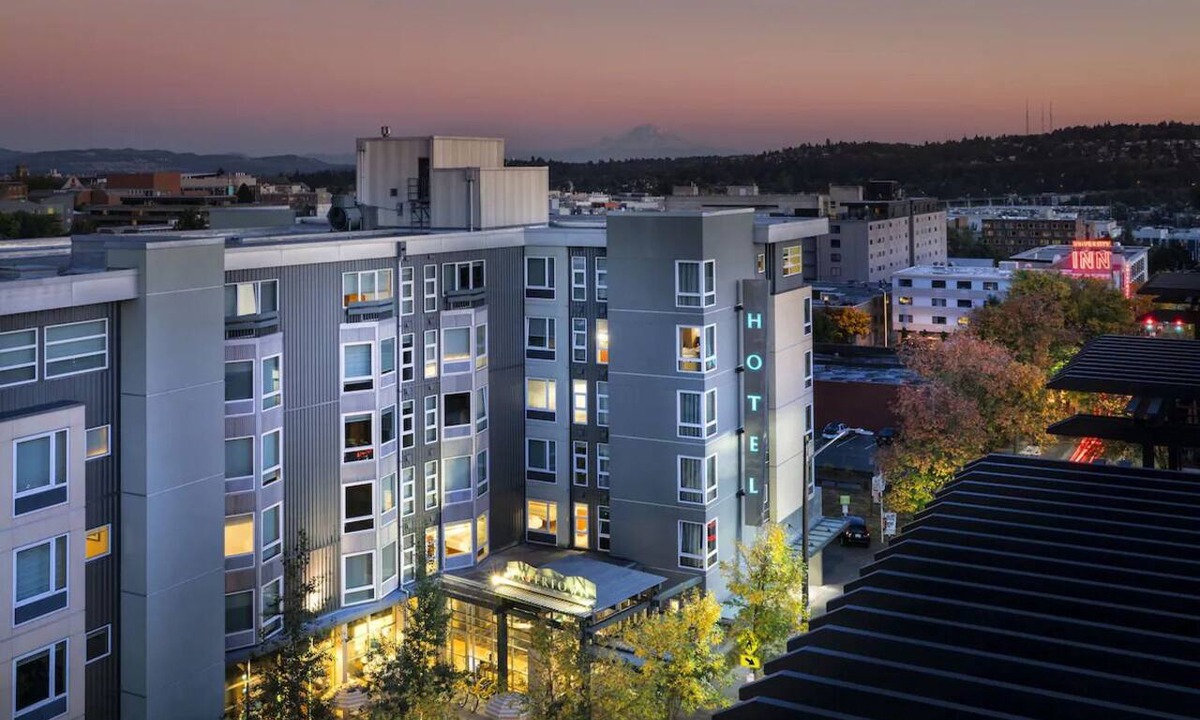 University District Hotel | University District Stay | 1 King Bed | Near Roosevelt Way