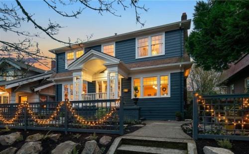 University District House | UW Charming Blue Home WS 97 4 AC Children Hops