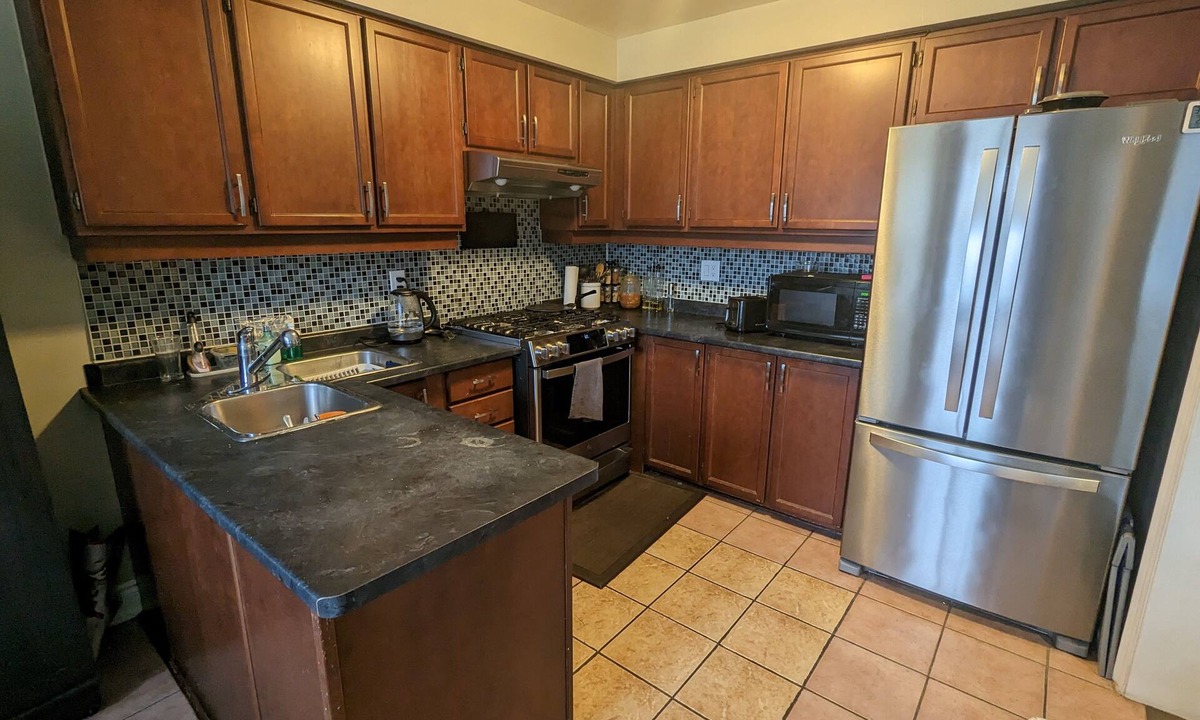 Brampton House | Very close to Highway 410 (2 min. drive) & Bramalea City Center (7 min. drive)