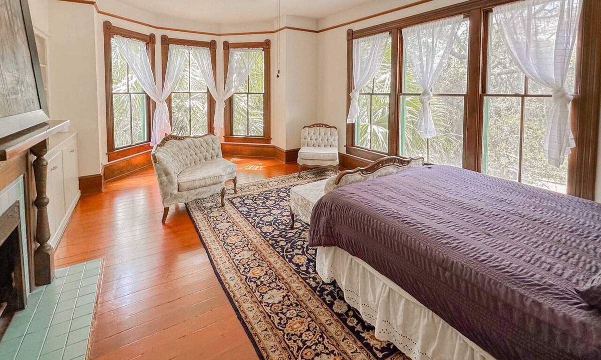 Duckpond Apartment | Victorian Apt. w/Tailgate Spot near Stadium!