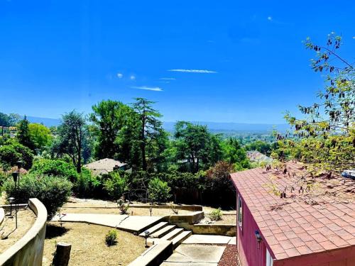 East Foothills Apartment | Views on the Hill
