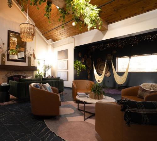Two Rivers Hotel | Violet Inn, Lounge & Spa