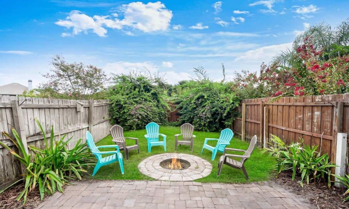 Vilano Beach House | Walk to Beach, Fire Pit, Screened Patio, Smart TVs