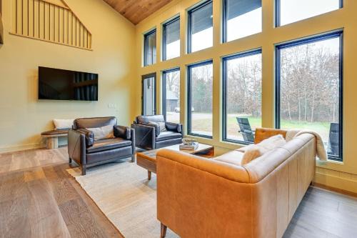 Necedah House | Walk to Castle Rock Lake! Modern Home w/Hot Tub